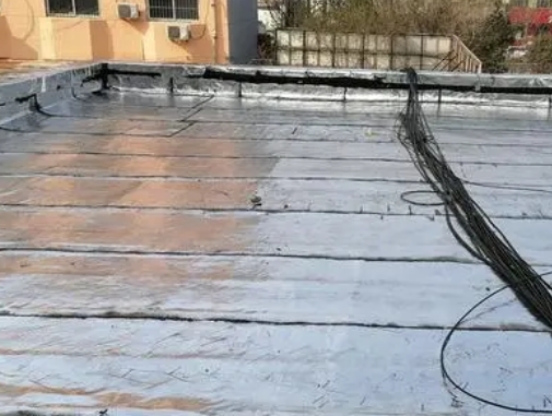 宿迁市卫生间漏水维修公司分享下宿迁市屋面楼顶防水刚性防水层施工要点。
